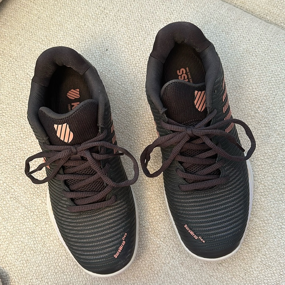 Tennis court shoes size 8.5